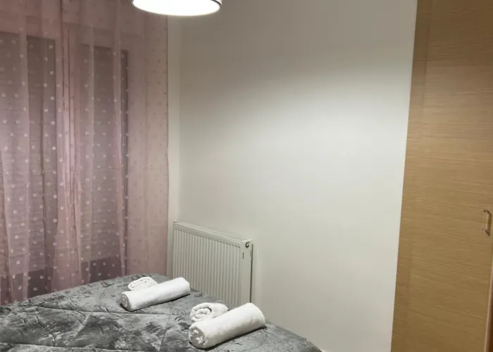 Sweet Mitropoleos קסטוריה